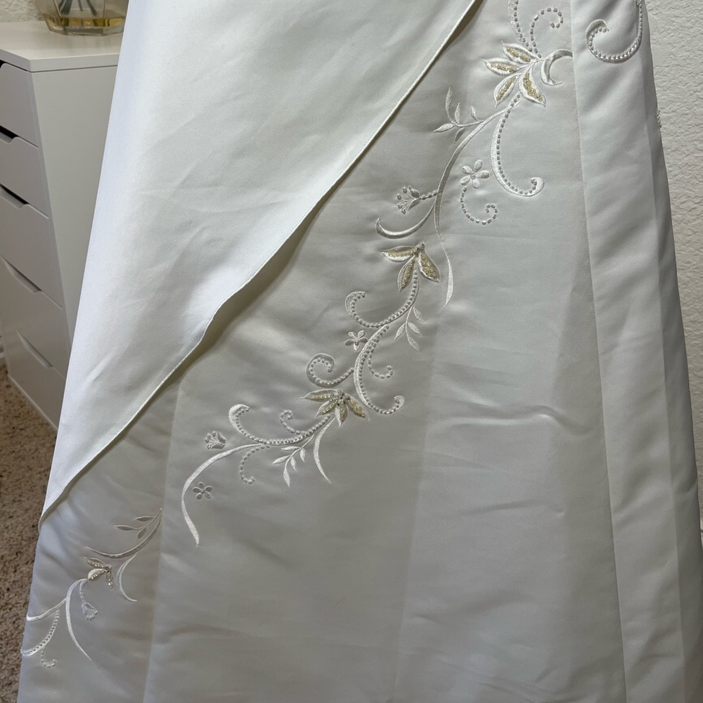 Wedding Dress - Picture 4 of 10